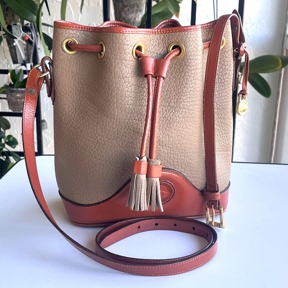 VINTAGE DOONEY AND BOURKE CROSSBODY BUCKET SAND AND TAN TRIM DRAWSTRING - Picture 6 of 15